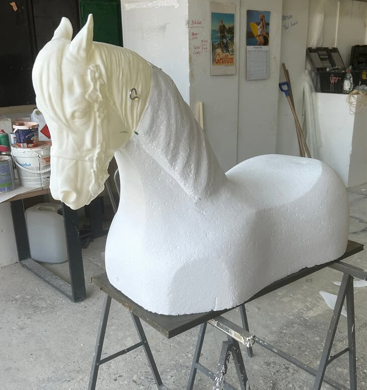 Huppelpaardje onder constructie.