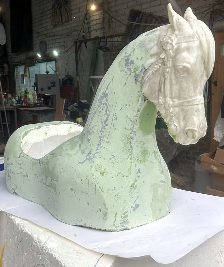 Huppelpaardje met lijf uit polyester.