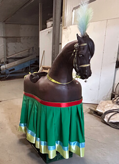 Huppelpaardje met kleed.